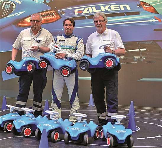 Wolf Henzler, Rennfahrer des Falken-Motorsportteams, übergab eine Spende von zehn Bobby Cars an Armin Link (r.) und Werner Borchert (l.) vom DRK-Kreisverband Ahrweiler. privat