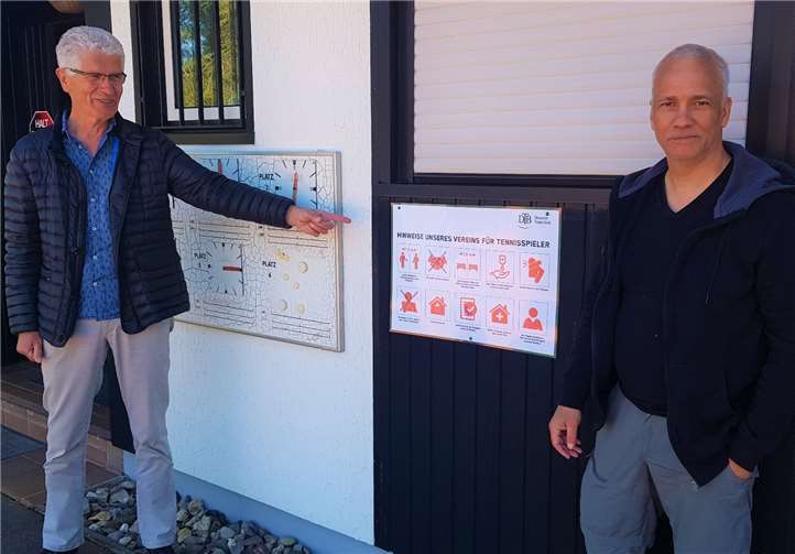 Wolf-Ullrich Scherhag und Dirk Melchior plakatieren Verhaltensregeln und Hygienevorschriften (v.l.).Foto: privat