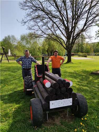 Wolfang Dahlem und Steffen Linke (re.) zeigen stolz den neuen Traktor.  Foto: Ortsgemeinde Oberelbert / Sebastian Stendebach