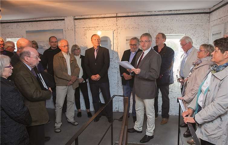 Wolff-Achim Hassel führte in die Ausstellung ein. WT