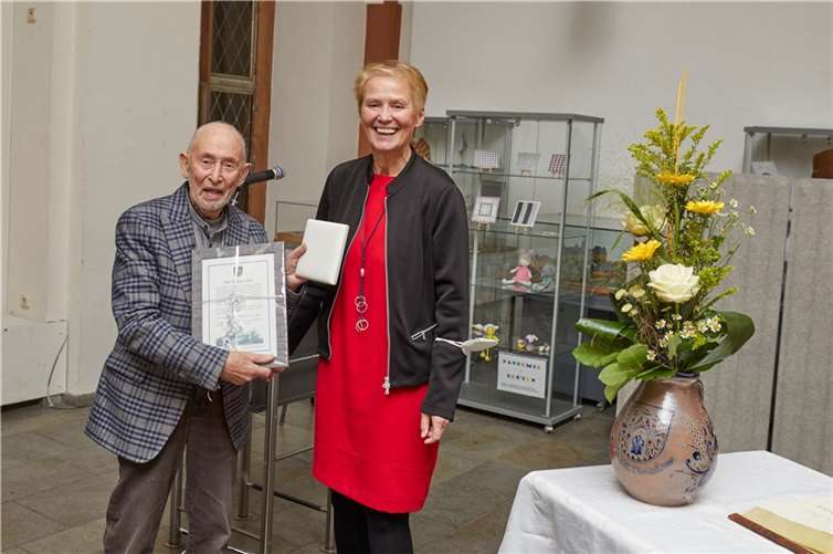 Wolfgang Ackva freute sich sichtlich über die Petrusplakette mit der Urkunde, die Stadtbürgermeisterin Gabi Wieland ihm überreichte. Foto: Stadt Montabaur/Olaf Nitz