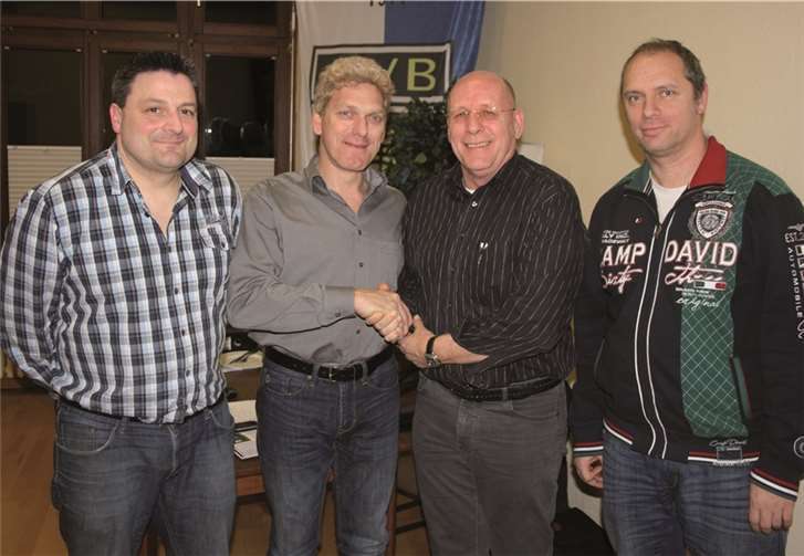 Wolfgang Appel (2.v.r.) wurde von den Vorsitzenden Thomas Schooß (v.l.n.r.), Johannes Fulgraff und Uwe Krüger mit der Silbernen Ehrennadel ausgezeichnet. privat