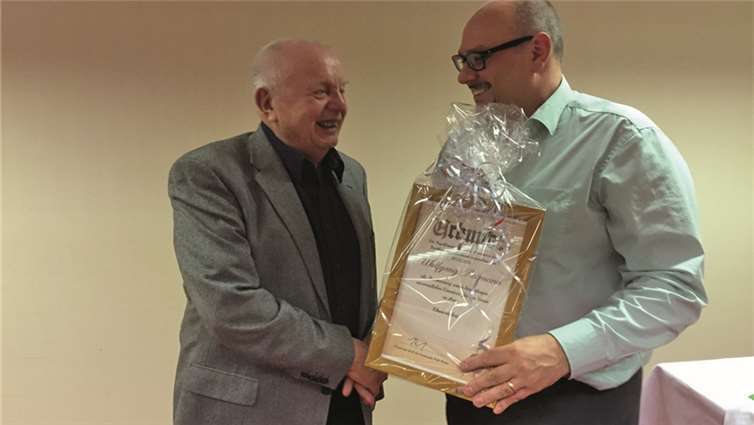 Wolfgang Assmann nahm die Ehrung in Form einer gerahmten Urkunde gerührt entgegen.privat