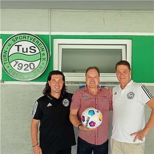 Wolfgang Bachem (Mitte) stiftet den passenden Ball.  Foto: privat