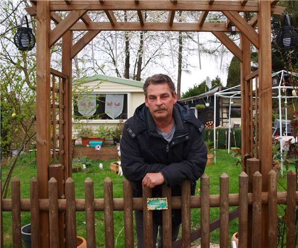 Wolfgang Baresel in seinem Domizil - das kleine „Herzlich Willkommen“-Schild wird er bald abhängen müssen. Fotos:ROB