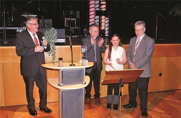 Wolfgang Berger (re.) zeigte sich gerührt von der außergewöhnlichen Ehrung durch die Laudatoren Pastor Ralf Birkenheier und Lina Kraut.