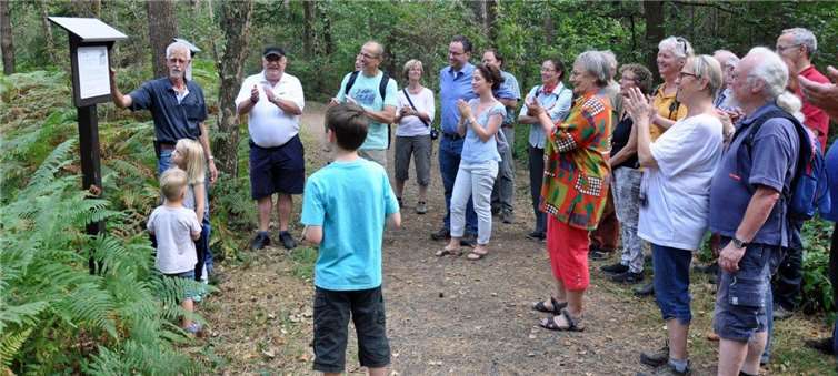 Wolfgang Dahl (links) präsentiert die neue Informationstafel zu den frisch gepflanzten Speierlingen. privat
