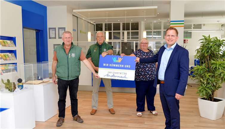 Wolfgang Druschke (2. Vorsitzender der Andernacher Schützengilde), Bernd Holger Röhling (1. Vorsitzender und Ehrenhauptmann der Andernacher Schützengilde), Gertrud Fichtner (Geschäftsführerin der Andernacher Schützengilde) sowie Lars Hörnig (kaufm. Geschäftsführer der Stadtwerke Andernach) freuen sich über diese gemeinsame Partnerschaft. Foto: Meta Welling