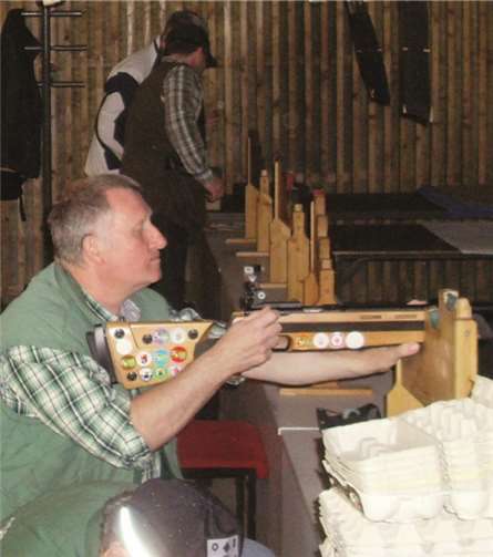 Wolfgang Druschke mit Kleinkalibergewehr. privat