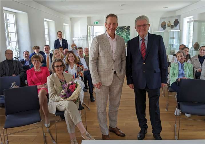 Wolfgang Esch aus Ratingen (r.) übergab die Fundstäcke.  Foto: privat
