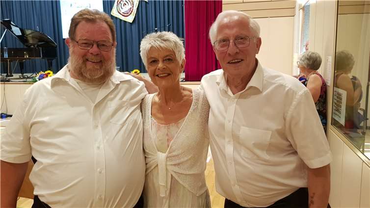 Wolfgang Escher (links), seines Zeichens 1. Vorsitzender des MGV „Cäcilia 1847“ Mülheim e.V., freute sich gemeinsam mit der Chorleiterin Brigitte Thilmann-Hilger und dem Solisten Eberhard Hahn über das gelungene Konzert.