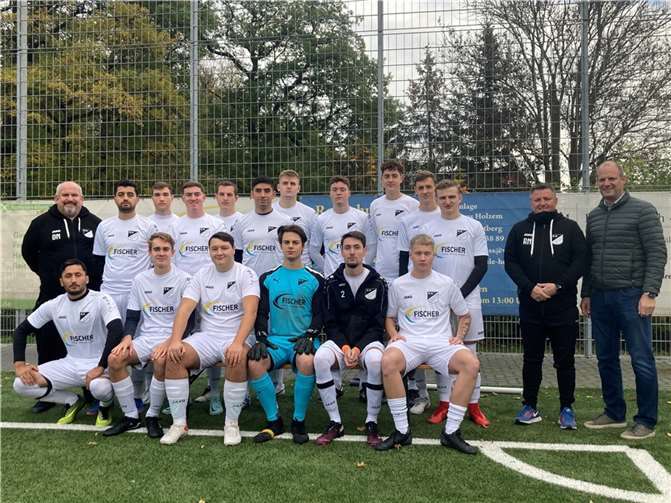 Wolfgang Fischer, Geschäftsführer der Sanitär- und Heizungsbaufirma Fischer GmbH aus Meckenheim, überreichte vor dem letzten Heimspiel der Mannschaft nicht nur einen kompletten Trikotsatz, sondern auch noch Trainingsanzüge und Poloshirts. Foto: privat