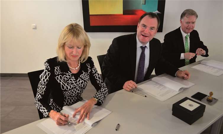 Wolfgang Fromm (rechts), Harald Kruse und Marie-Theres Hammes-Rosenstein unterzeichneten einen Kooperationsvertrag mit der Stadt Koblenz.