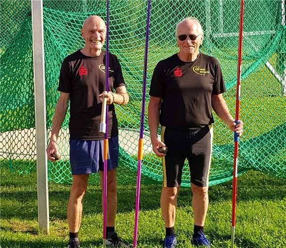 Wolfgang Geyer und Wolfgang Kownatka mit ihren Wettkampfgeräten Kugel, Speer und Keule.Foto:LG Kreis Ahrweiler/TV Sinzig 08