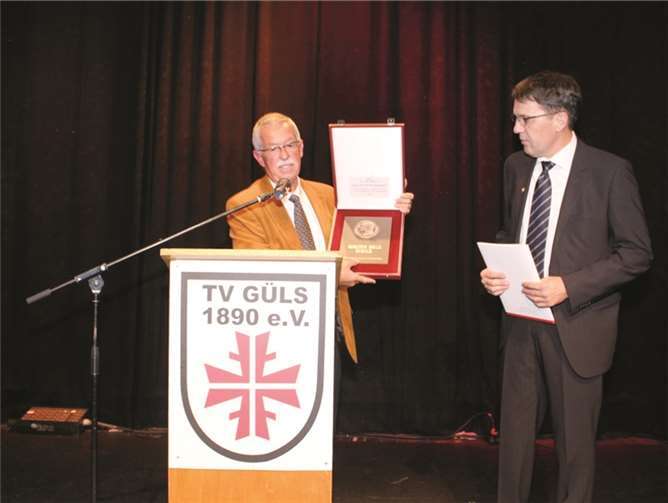 Wolfgang Gipp übergab die Walter-Kolb-Plakette an den TV Güls.