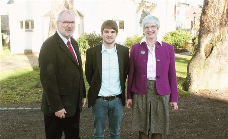 Wolfgang Gisevius und Jutta Heller gratulierten dem jungen SPD-Ehrenamts-Preisträger Lukas Bornheim