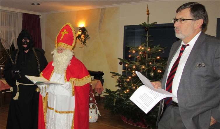 Wolfgang Groß begrüßte Nikolaus und Schwarzen Mann. Wolfgang Fuchs