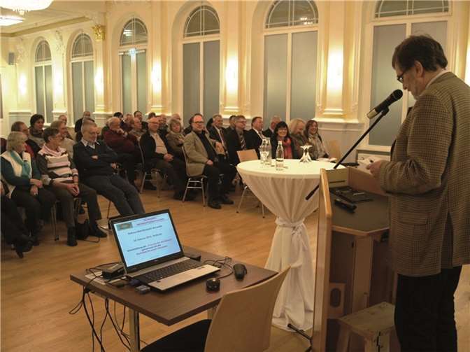 Wolfgang Groß erläuterte anschaulich die Brennpunkte. wite
