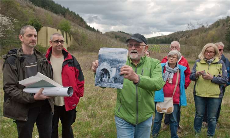 Wolfgang Gückelhorn (3.v.l.) bei seiner Exkursion über das Gelände des ehemaligen KZ-Außenlagers „RebstockFoto: Simons