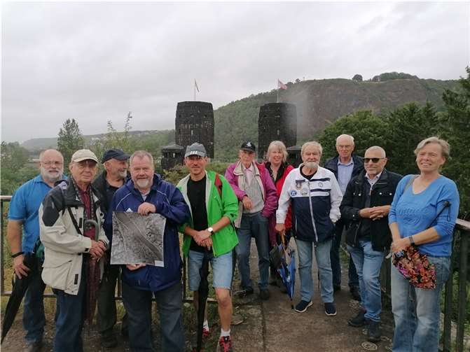 Wolfgang Gückelhorn (3.v.l.), mit den Teilnehmern am Flutbogen der Brücke von Remagen. Foto: J. Schumacher