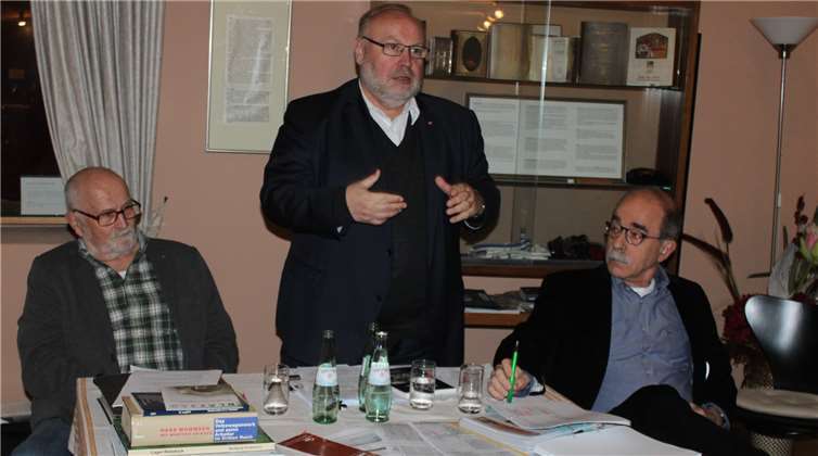 Wolfgang Gückelhorn (li.) und Matthias Bertram (re.) präsentierten mit Moderator Dieter Burgard ihre Forschungsergebnisse in Sachen „Lager Rebstock“.DU