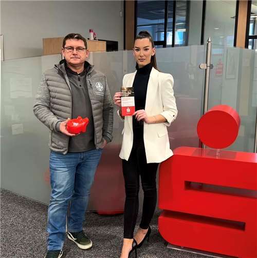 Wolfgang Hammelmann freut sich über seinen Gewinn.  Foto: Kreissparkasse Ahrweiler – Marco Seydel