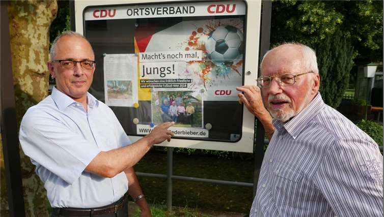 Wolfgang Hardt (CDU OV Vorsitzender; links) und Romed H. Kaufhold (stellv. CDU OV Vorsitzender und Betreuer des Schaukastens) sind froh über die gelungene Ersatzinvestition. Foto: Gerhard Neumann