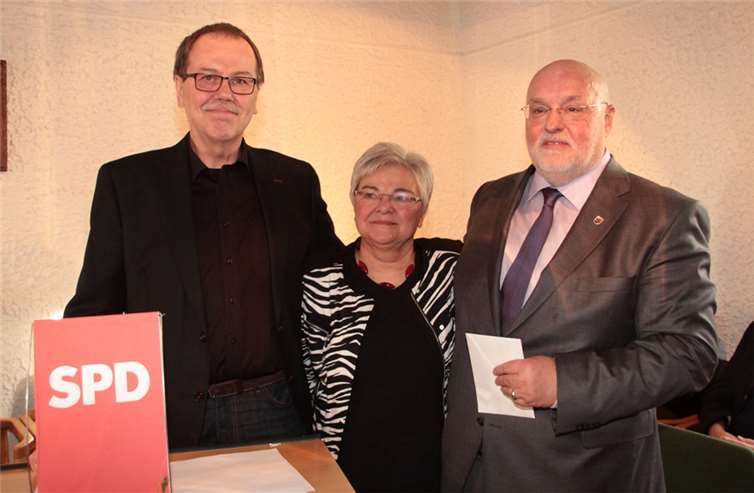 Wolfgang Heitmann verabschiedet Dieter Klöckner als Ortsvereinsvorsitzenden und dankt für seine Arbeit - in der Mitte Christel Klöckner.