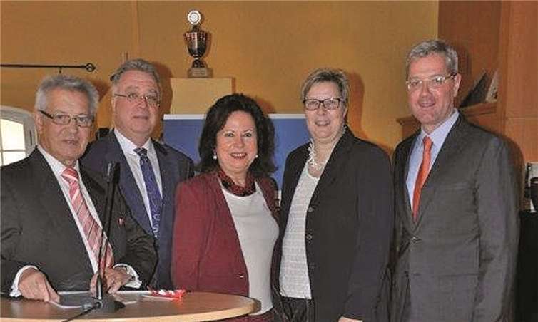 Wolfgang Heller (v. l.), Vorsitzender der CDU Swsittal, Bürgermeister Eckhard Maack, Landtagsabgeordnete Ilka von Boeselager, CDU-Bürgermeisterkandidatin Petra Kalkbrenner und Dr. Norbert Röttgen, MdB, beim Neujahrsempfang der Swisttaler CDU. privat
