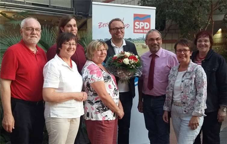 Wolfgang Henseler und Ortsvereinsvertreter gratulieren Folke große Deters (Mitte).privat