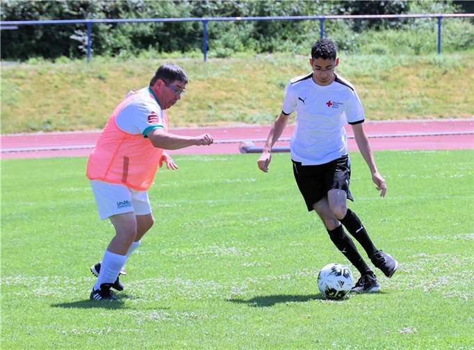 Wolfgang Hoffmann (li.) – hier im Duell mit dem Deutschen Roten Kreuz aus Mülheim-Kärlich, erzielte für das SG-Inklusionsteam sogar ein Tor.  Fotos: Didi Mühlen