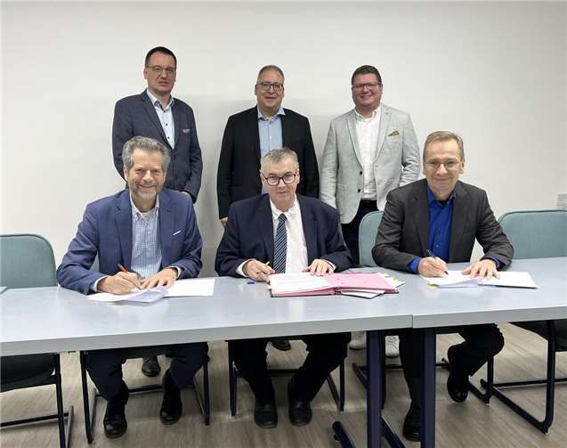 Wolfgang Horrmann (Beigeordneter Stadt Bad Neuenahr-Ahrweiler), Dr. Alexander Saftig (Landrat des Kreises Mayen-Koblenz bis 31.12.2024) und Sinzigs Bürgermeister Andreas Geron (vordere Reihe v.l.) gemeinsam mit Dirk Weber (Werkleiter Eigenbetrieb Wasserwerk Stadt Bad Neuenahr-Ahrweiler), Stefan Friedsam (Werkleiter WVZ Maifeld-Eifel) und Carsten Lohre (Werkleiter Stadtwerke Sinzig) (hintere Reihe v.l.) bei der Vertragsunterzeichnung.  Foto: Margot Klöckner