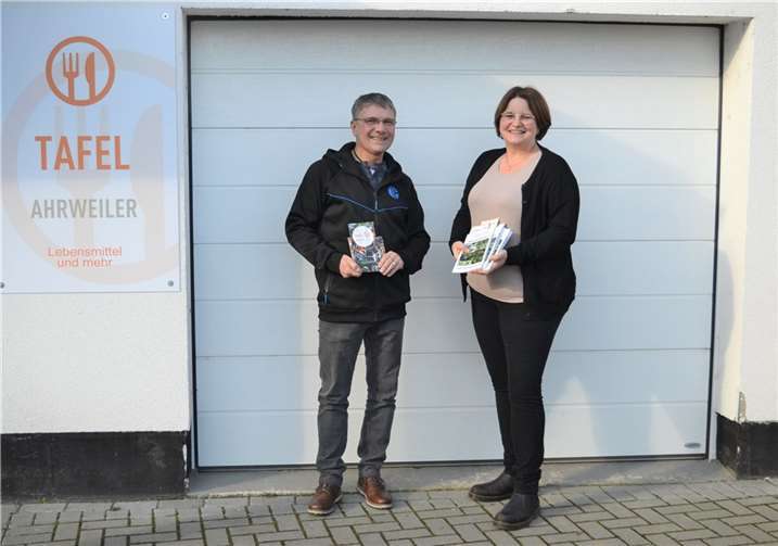 Wolfgang John überreichte Christiane Böttcher die Spende der „Weilheimer Tafel“ sowie mehrere Exemplare des zweisprachigen Bayerisch-Syrische Kochbuchs „Weilheimer Tafelacker – ‚Leckeres vom Feld auf den Tisch‘“. Foto: E.T. Müller
