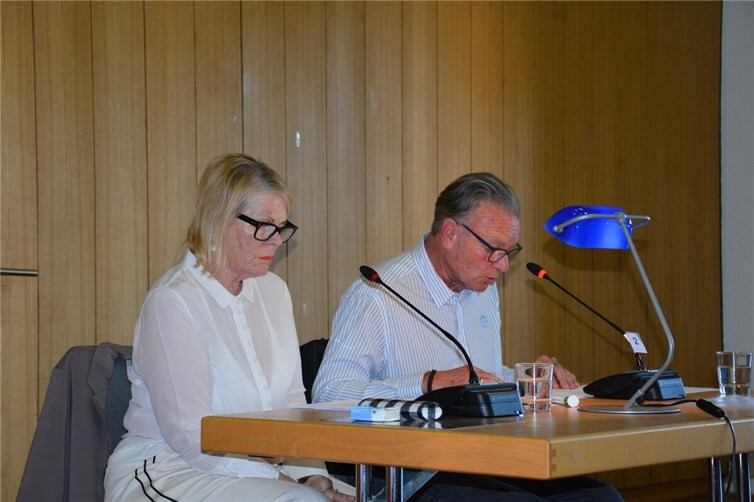 Wolfgang Kaes liest mit seiner Ehefrau aus seinem neuen Roman „Grauland“.