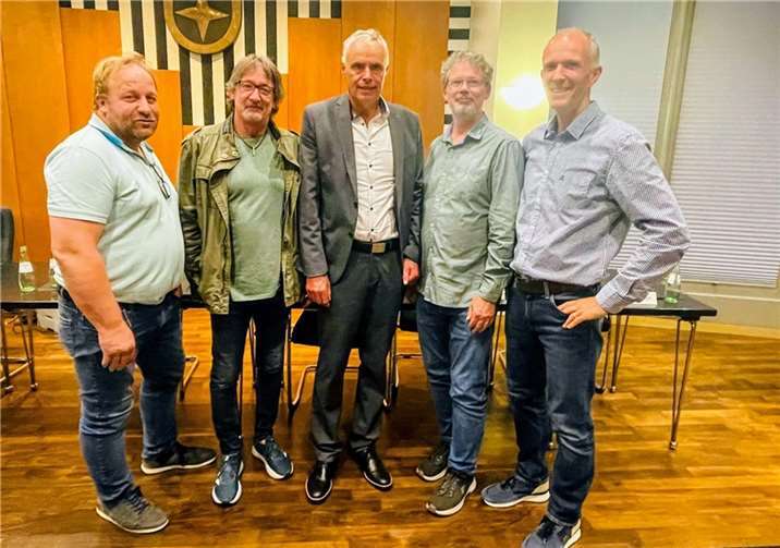 Wolfgang Karbaum, Dieter Backes, Lutz Haushahn und Dr. Klaus Wichterich freuen sich auf ihre zukünftige Arbeit im neuen Stadtrat, dem für die ULV zudem Bettina Härtel angehört. Joachim Karbach (Bildmitte) wurde zu einem der Beigeordneten gewählt. Foto: privat