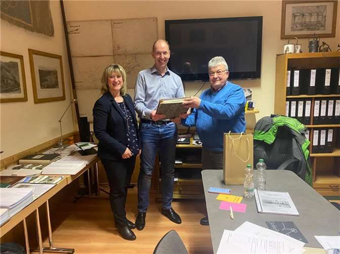 Wolfgang Klinkner (rechts) übergab dem neuen Vorsitzenden Dirk Lescher (Bildmitte) im Beisein der CDU-Kreisvorsitzenden Anke Beilstein (links) die Dokumente der vergangenen 38 Jahre.  Foto: Willi von Treskow
