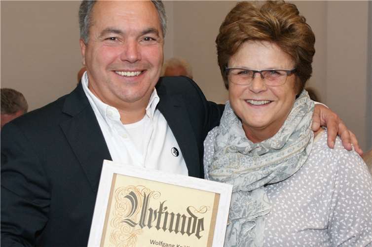 Wolfgang Knöll erhält von Schatzmeisterin Rosi Schmitz die Urkunde zur Ehrenmitgliedschaft.