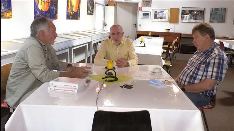 Wolfgang Kostka, Geschäftsführer der Deutschen Vulkanologischen Gesellschaft (DVG), mit Sitz in Mendig und Prof. Dr. Lothar Viereck (stellvertretender Vorsitzender) beantworteten Fragen rund um die DVG und den Eifelvulkanismus. Foto: Privat