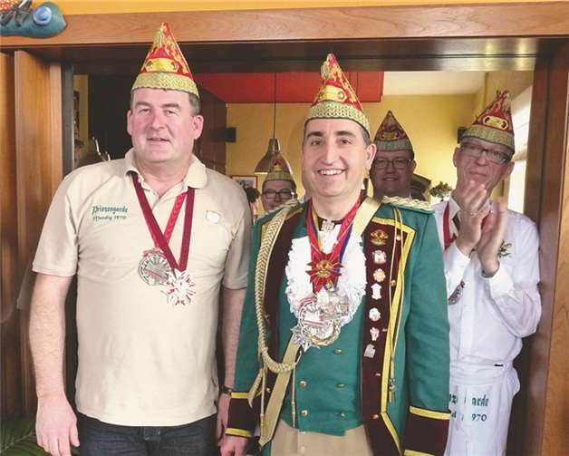 Wolfgang Kranz, Mitbegründer des Sünderbänkchenfestes (l.), wurde mit dem Ehrenorden der Prinzengarde ausgezeichnet.