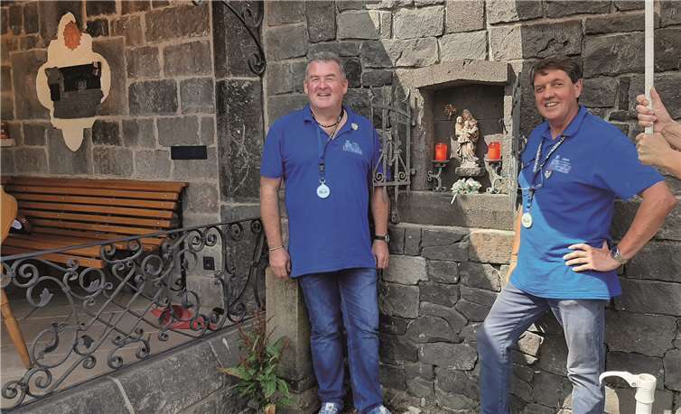 Wolfgang Kranz (li.) und Franz Weiler (re.) vor ihrer „persönlichen Schutzpatronin“ Anna Selbdritt. Fotos: FRE