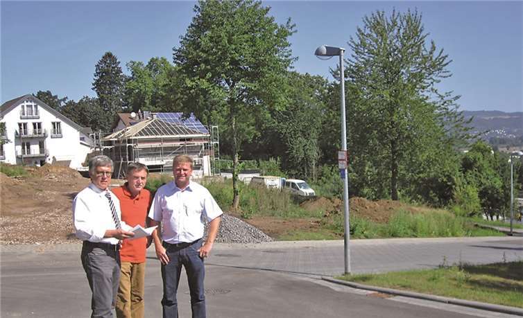 Wolfgang Kroeger, Gunter Windheuser und Norbert Stockhausen (v.l.) besichtigten das neu erschlossene Baugebiet „Am Schlagberg“ in der Sinziger Höhenlage.Stadt Sinzig