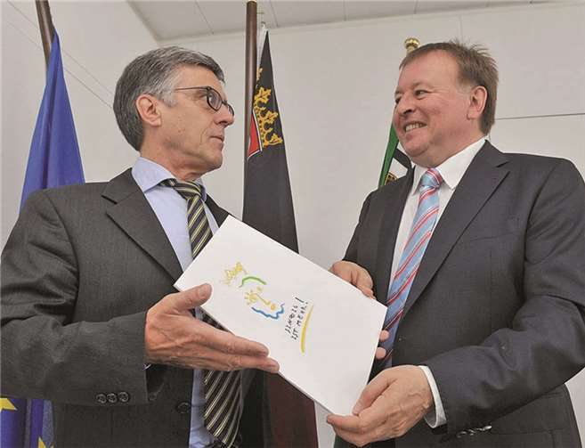 Wolfgang Kroeger (links) übergibt Dr. Jürgen Pföhler den Antrag, dass der Sinziger Stadtteil Bad Bodendorf den Namenzusatz „Bad“ behalten soll. KV-AW