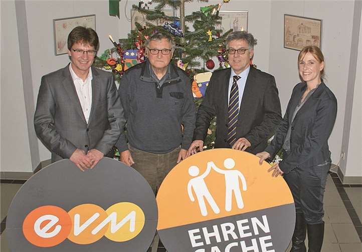 Wolfgang Kroeger übergab gemeinsam mit Claudia Probst und Berthold Nick, Leiter Verbands- und Ortsgemeinden bei der evm, die Spende an Klaus Neufang, Vorsitzender der Ökumenischen Flüchtlingshilfe Rhein-Ahr e.V. privat