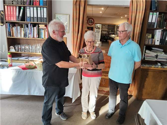 Wolfgang Kütscher bedankt sich bei Maria und Heinz Lempertz.  Fotos: privat