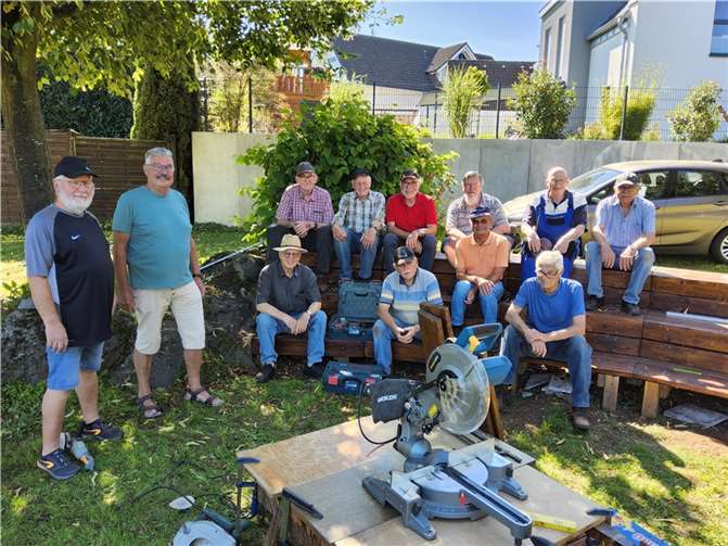 Wolfgang Kütscher und Stadtbürgermeister Hans Peter Ammel zu Besuch bei der Senioren-Werkstatt.  Foto: privat