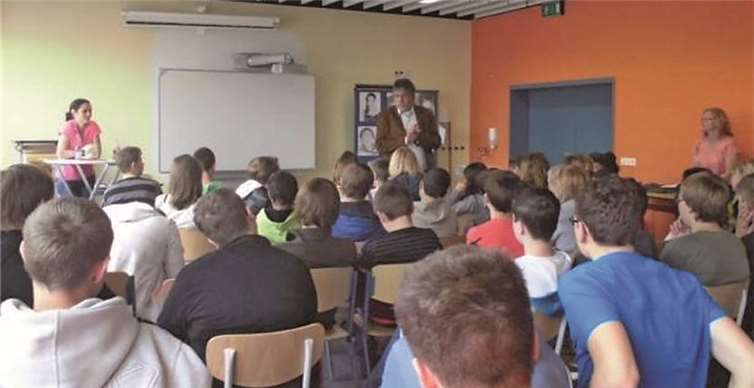 Wolfgang Kunz, der langjährige Bürgermeister der Verbandsgemeinde Puderbach, gab den Schülern interessante Einblicke in die Arbeit eines Politikers. privat