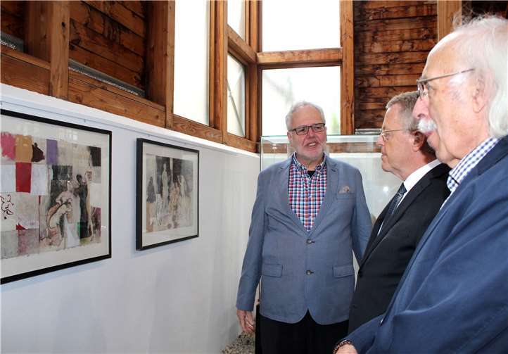 Wolfgang Kutzner erläutert Arbeiten mit Bezügen zur Villa die Misteri.