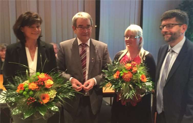 Wolfgang Lambertz konnte bei der Stichwahl die Mehrheit der Stimmen auf sich vereinen (v.l.) Stephanie Balthasar-Schäfer, Bürgermeister Helmut Probst, Petra Lambertz, Wolfgang Lambertz.