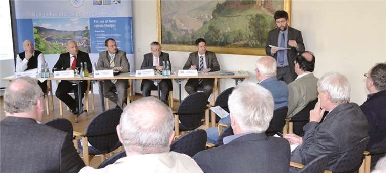 Wolfgang Lambertz (oben rechts) erläuterte den Mitgliedern das Protokoll der Jahresrechnung.  Privat