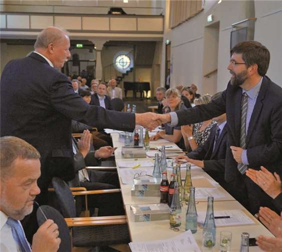 Wolfgang Lambertz (rechts) nahm die Glückwünsche seines Vorgängers Rolf Haxel als Erster Beigeordneter freudig entgegen.